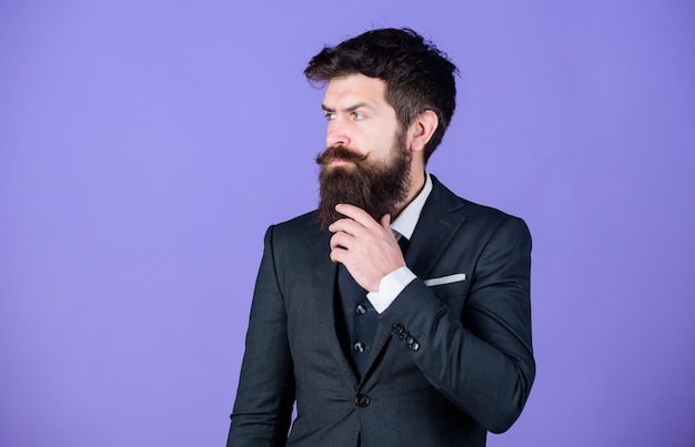 Modeconcept Man draagt formele outfit Onberispelijke stijl Zakenman modieuze outfit staan violette achtergrond Man met baard hipster draagt klassieke pakoutfit Formele outfit Elegantie en mannelijke stijl