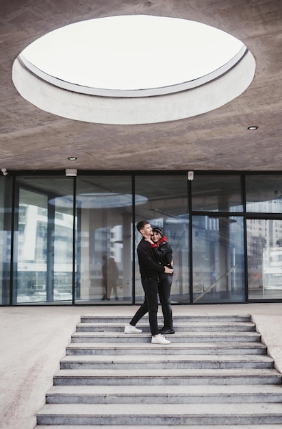 Modefotografie, fotosessie voor mooi stel, wandeling van een verliefd stel door de stad