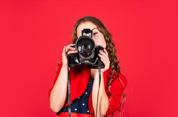 modejournalist is mijn toekomstige carrière kleine verslaggever maken foto vintage camera meisje met retro camera vangen jeugd herinneringen SLR camera mooi kind fotograaf houden retro camera