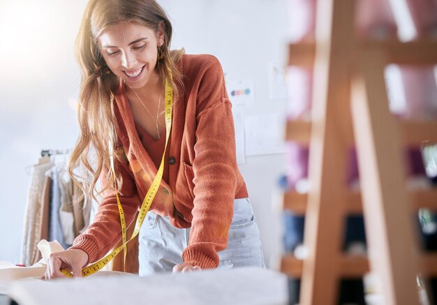 Foto modekledingontwerper en vrouw tekenen schets voor stoffenpatroon tijdens productieproces in werkplaats voor creatieve bedrijven vrouwelijke planning van ontwerp en productie van creatief opstartproject