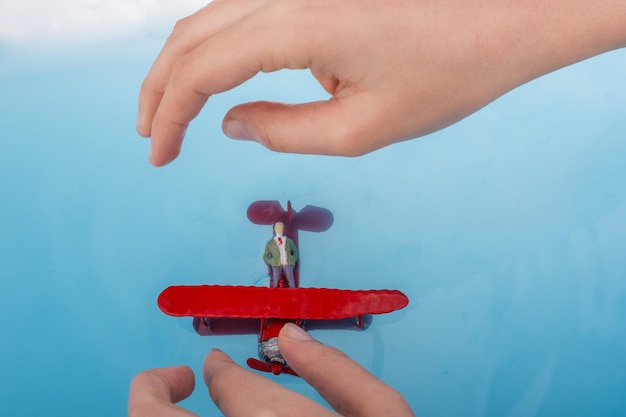 Foto modello di aeroplano e figurina di un uomo in acqua