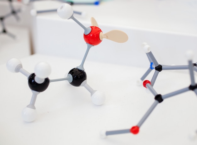 Foto modello della molecola dell'atomo nel laboratorio chimico