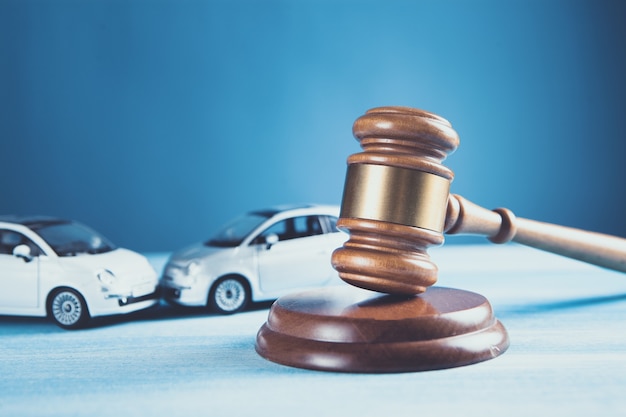 車とガベルのモデル。事故訴訟または保険、訴訟。