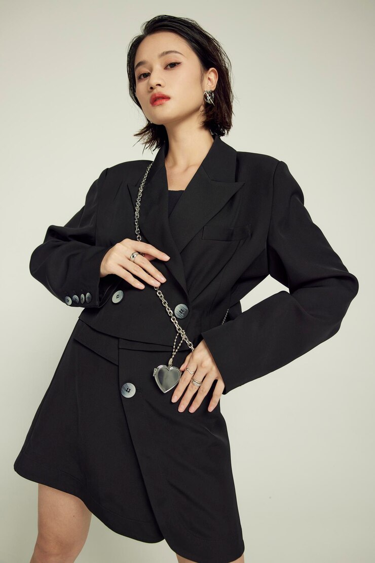 Photo 귀걸이, 진주 목걸이, 반지를 시연하는 모델