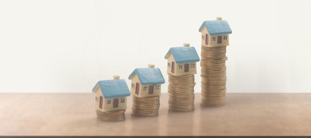 분리된 미니어처 하우스 모형과 동전의 모델입니다. 부동산 부동산 투자 개념