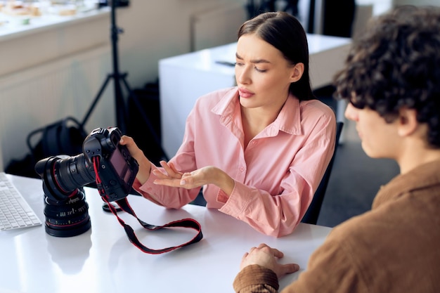 Foto modello che discute i risultati delle foto con una fotografa in studio