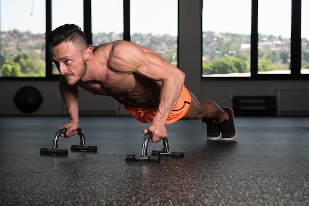 Model doet press-ups in de sportschool