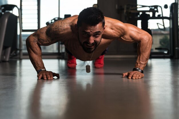 Model doet press-ups in de sportschool