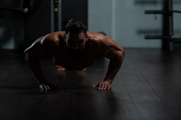 Model doet push-ups als onderdeel van bodybuilding-training