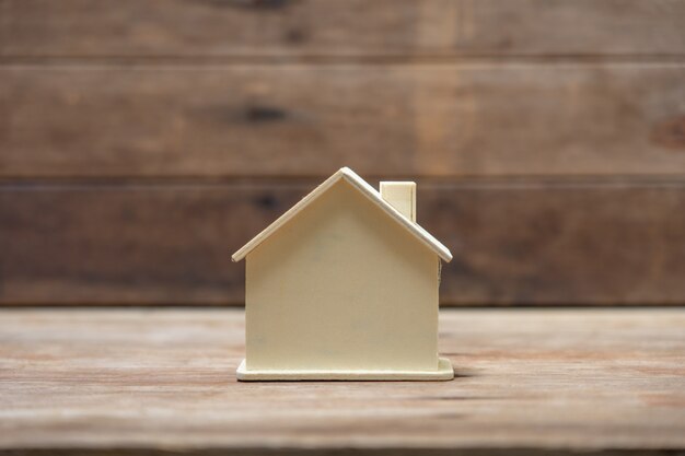 Una casa modello su legno. concetto immobiliare