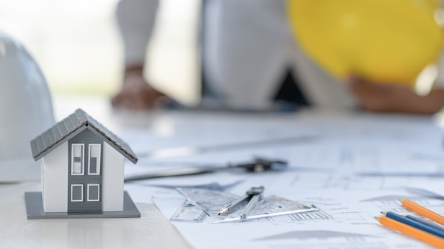 Model huizen en apparatuur voor ontwerpers op de tafel.