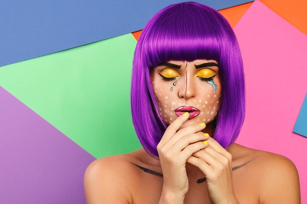 Model in creatief beeld met pop-artmake-up tegen kleurrijk