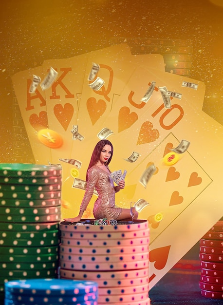 Model in gouden jurk met wat geld, poserend zittend op een stapel kleurrijke chips met een glas champagne. Achtergrond met speelkaarten, vliegend geld en achtergrondverlichting. Poker, casino. Detailopname