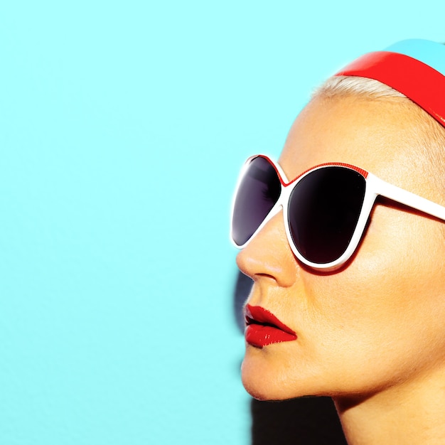 Foto model in stijlvolle bril strandstijl retro fashion vibes