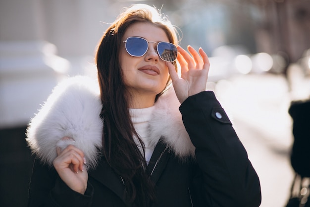 Model in zonnebril poseren in de straat