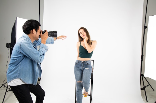 Foto model jonge vrouw poseren voor foto genomen met professionele fotograaf in studio