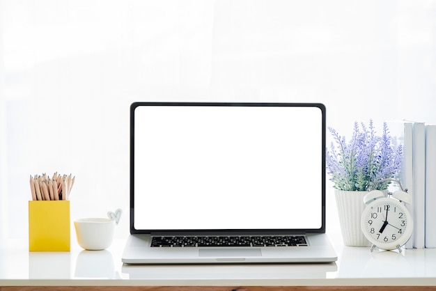 Model laptop met leeg scherm op witte tafel.