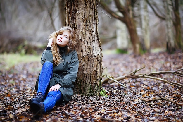 model late herfst in het park, volwassen meisje in Europese stijl in seizoensgebonden glamoureuze look