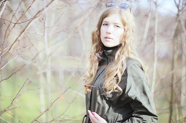 model late herfst in het park, volwassen meisje in Europese stijl in seizoensgebonden glamoureuze look