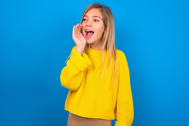 MODEL look empty space holding hand near her face and screaming or calling someone