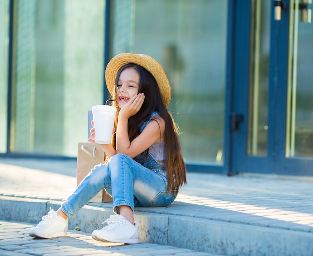 Model meisje poseren op straat