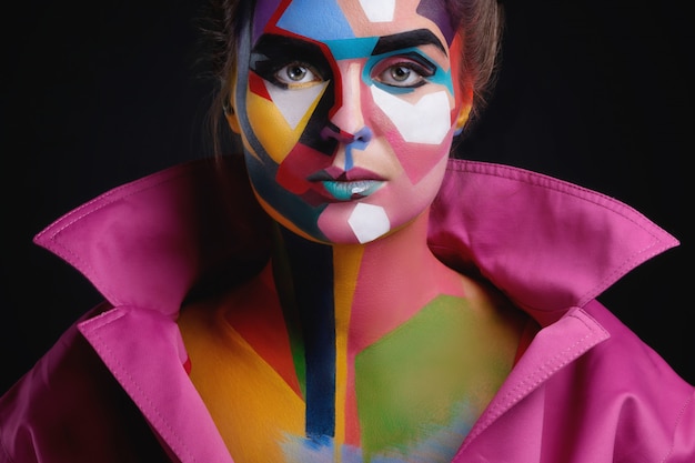 Model met een creatieve pop-art make-up op haar gezicht