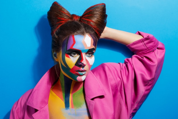 Model met een creatieve pop-art make-up op haar gezicht