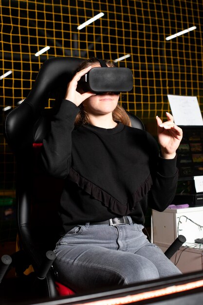 Model met een vr-bril en iets in het spel. 3D-technologieën. Reality bril