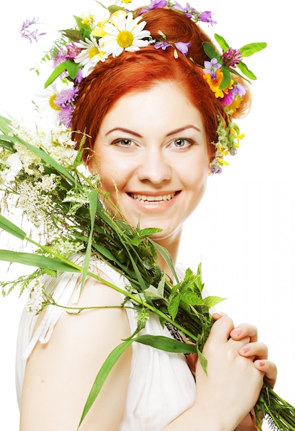 Model met groot kapsel en bloemen in haar haar