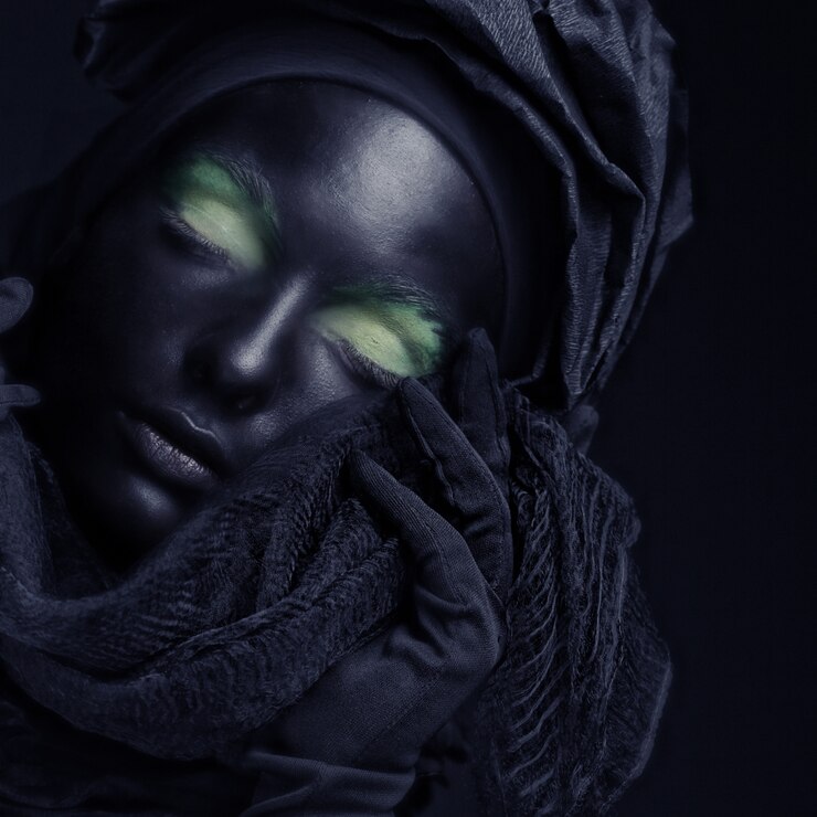 Model met zwart gezicht.