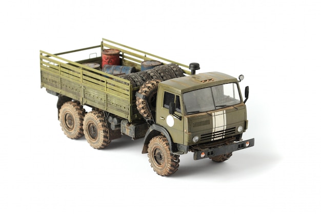 白い背景の上の軍用トラックのモデル