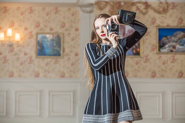 Foto model mooie vrouw in modieuze kleding te midden van luxe vintage retro interieur