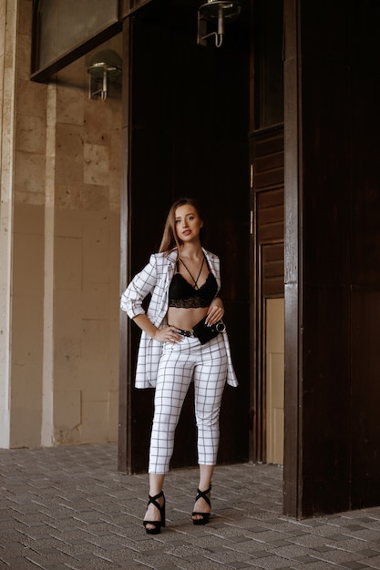 Foto modella in tailleur pantalone bianco da ufficio