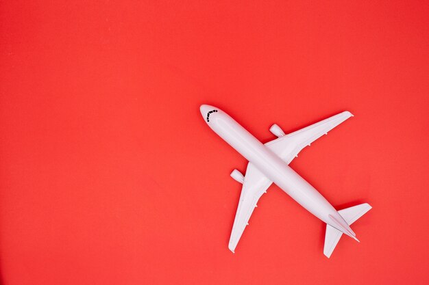 Фото Модель самолета, самолет на пастельном цветовом фоне
