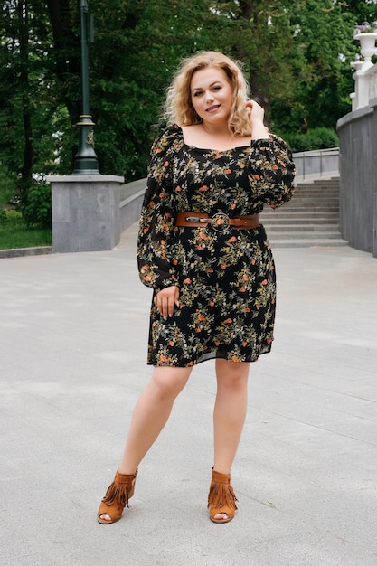 모델 플러스 사이즈 유행 복고풍 드레스에 금발 공원 도시 산책 초상화 배너 광고에서 곱슬 금발