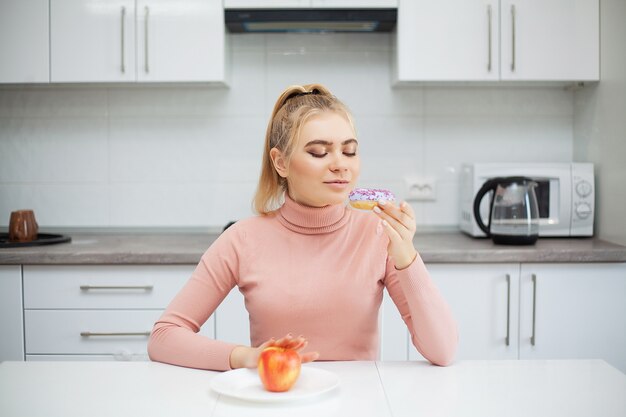 Il modello plus size fa una scelta a favore di cibi e frutta sani rifiutando gli alimenti a rapida preparazione