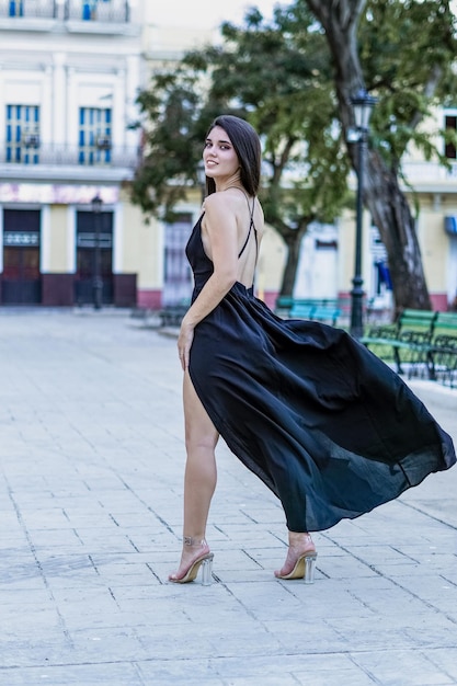 model poseren in een modesessie in een park