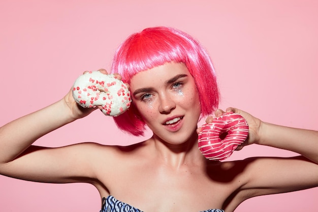 Model poseren met geglazuurde donuts