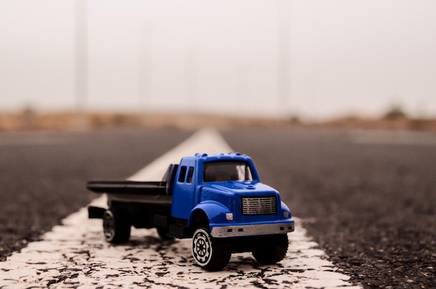 Foto modello del camion su una strada asfaltata