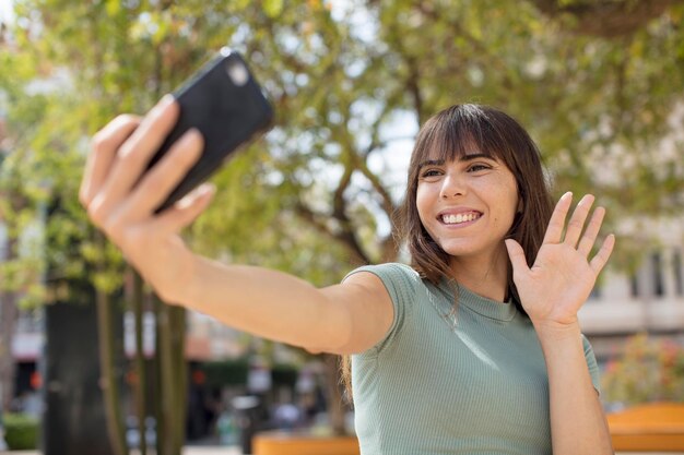 写真 スマートフォンを使ったモデル