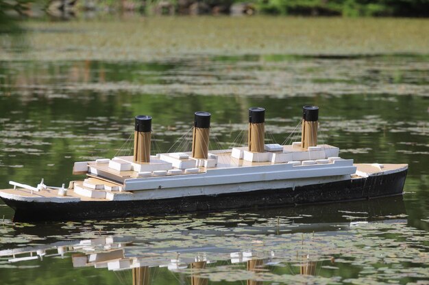 Foto model van de titanic verankerd in het meer