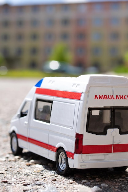 Model van een ambulanceauto op de achtergrond van de stad