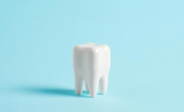 Model van een menselijke tand op blauwe achtergrond Minimale tandheelkundige medische reclameposter