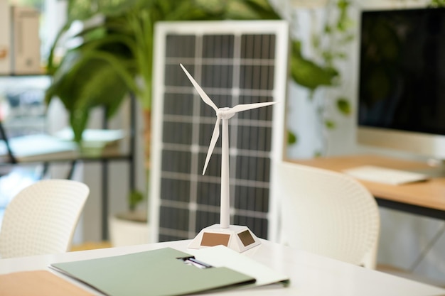 Model van een windturbine op tafel