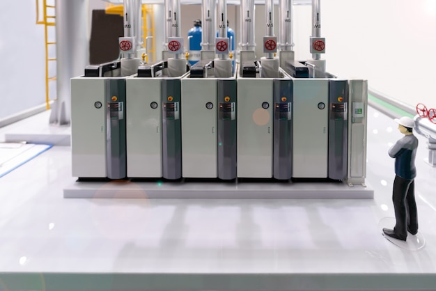 Foto model van modern industrieel ketelruim met het controlebord van de compressorapparatuur in fabriek