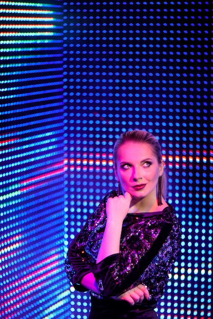 Model vrouw in neonlicht. kunstontwerp van vrouwelijke discodansers die in uv stellen. geïsoleerd op neon achtergrond.