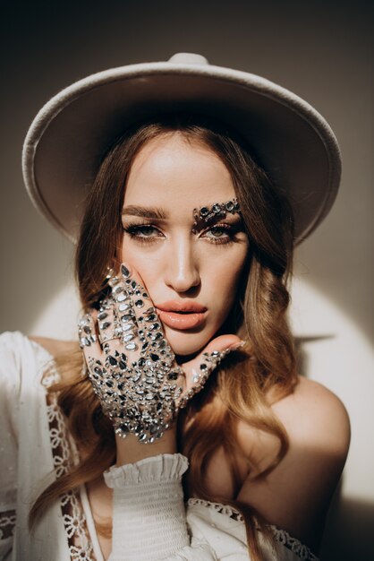 Foto model vrouw met hoed en sieraden