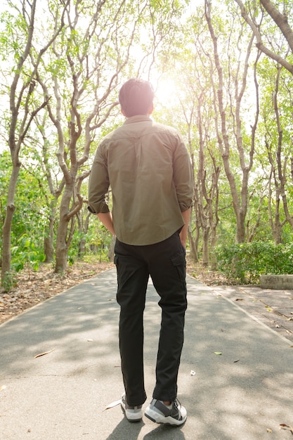 Foto modello che indossa pantaloni cargo o pantaloni cargo.