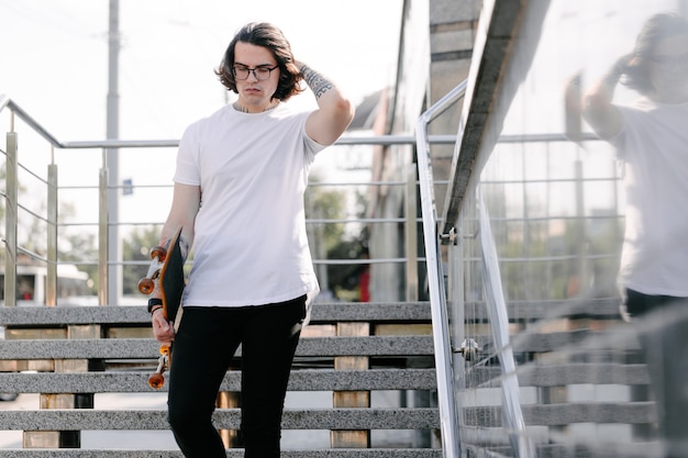 model wearing white blank tshirt