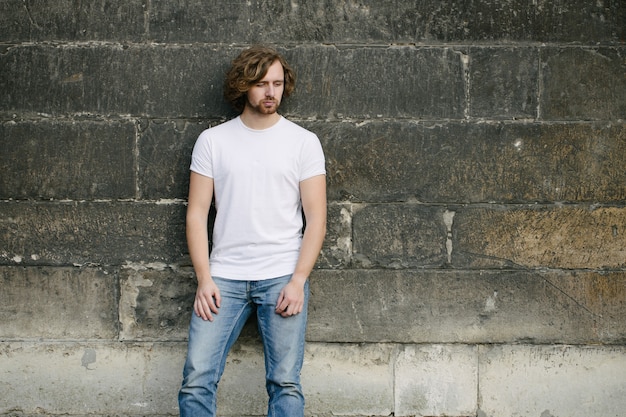 model wearing white blank tshirt